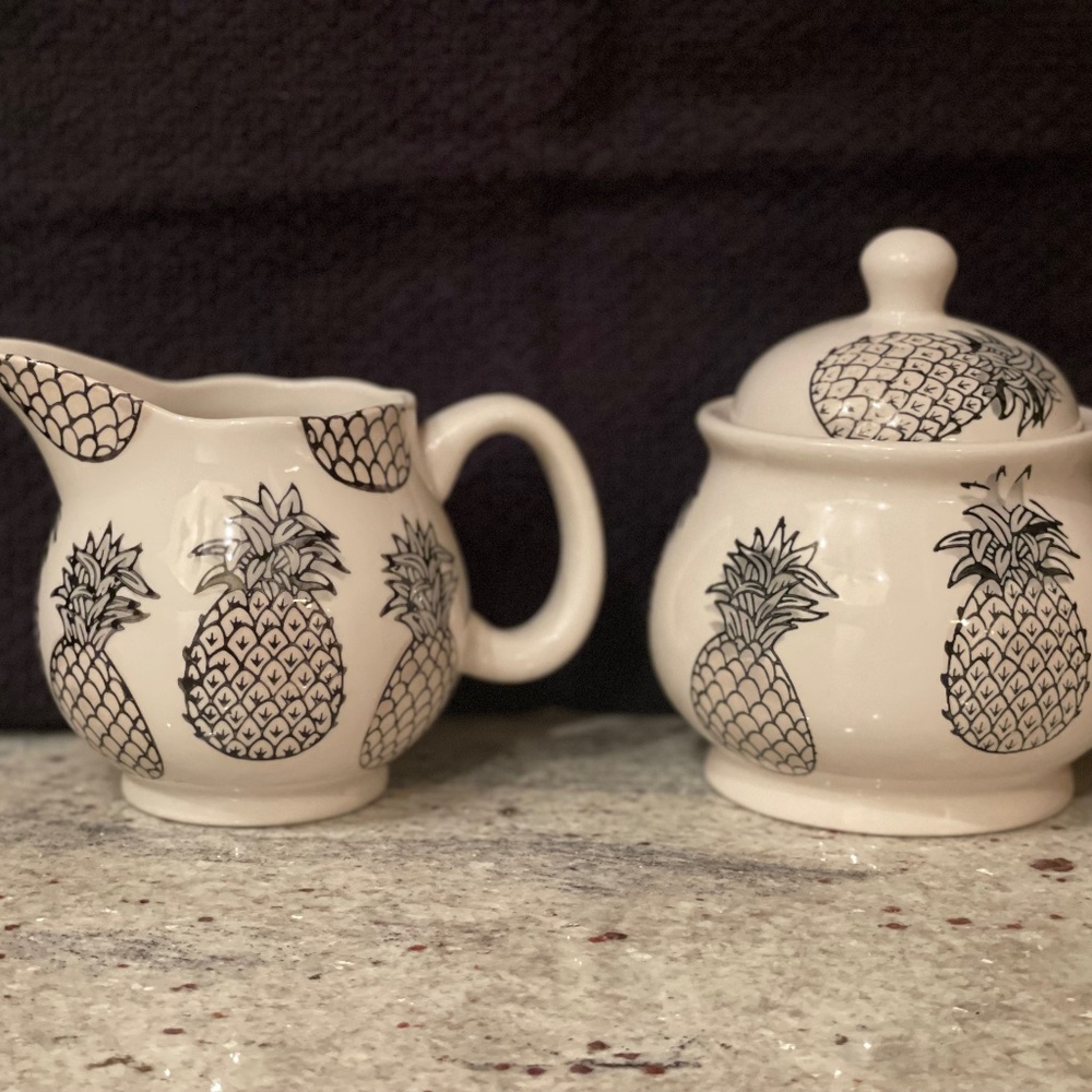 Signature Pineapple Sugar and Creamer Set in Black and White